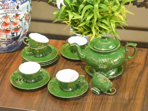 Bộ ấm chén đài các men màu họa tiết hoa Ly vẽ vàng 24k nền xanh lá, 750ml