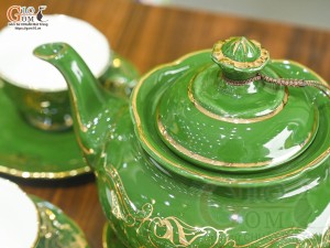 Bộ ấm chén đài các men màu họa tiết hoa Ly vẽ vàng 24k nền xanh lá, 750ml