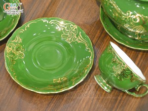 Bộ ấm chén đài các men màu họa tiết hoa Ly vẽ vàng 24k nền xanh lá, 750ml