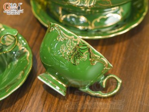 Bộ ấm chén đài các men màu họa tiết hoa Ly vẽ vàng 24k nền xanh lá, 750ml