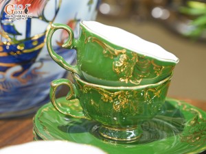 Bộ ấm chén đài các men màu họa tiết hoa Ly vẽ vàng 24k nền xanh lá, 750ml