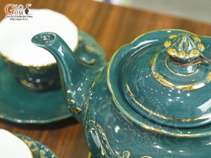 Bộ ấm chén đài các men màu họa tiết hoa Ly vẽ vàng 24k nền xanh lục bảo, 750ml