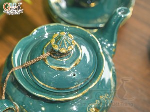 Bộ ấm chén đài các men màu họa tiết hoa Ly vẽ vàng 24k nền xanh lục bảo, 750ml