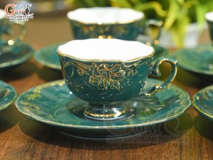 Bộ ấm chén đài các men màu họa tiết hoa Ly vẽ vàng 24k nền xanh lục bảo, 750ml
