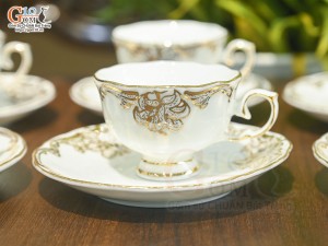 Bộ ấm chén đài các men trắng họa tiết hoa Ly vẽ vàng 24k, 750ml