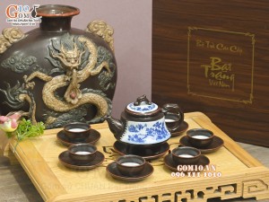 Bộ ấm chén dáng ba chân men nâu chỉ đỏ cảnh Sơn Thủy, 500ml