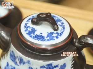 Bộ ấm chén dáng ba chân men nâu chỉ đỏ cảnh Sơn Thủy, 500ml