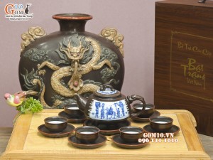 Bộ ấm chén dáng ba chân men nâu chỉ đỏ cảnh Vinh Quy Bái Tổ, in logo quà tặng