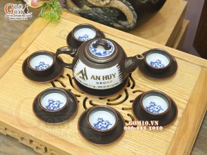 Bộ ấm chén dáng ba chân men nâu chỉ đỏ cảnh Vinh Quy Bái Tổ, in logo quà tặng