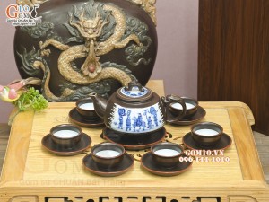 Bộ ấm chén dáng ba chân men nâu chỉ đỏ cảnh Vinh Quy Bái Tổ, in logo quà tặng