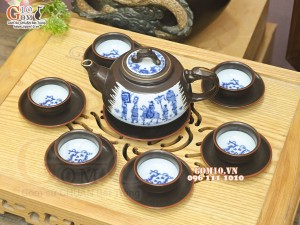 Bộ ấm chén dáng ba chân men nâu chỉ đỏ cảnh Vinh Quy Bái Tổ, in logo quà tặng