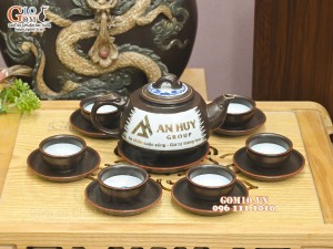 Bộ ấm chén dáng ba chân men nâu chỉ đỏ cảnh Vinh Quy Bái Tổ, in logo quà tặng