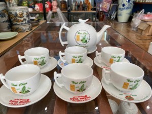 Bộ ấm chén dáng bưởi cành men trắng  500ml, in logo HC hàng dư