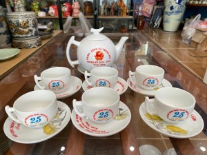 Bộ ấm chén dáng bưởi cành men trắng 500ml, in logo TH hàng dư