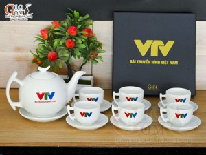 Bộ ấm chén dáng bưởi cành men trắng in logo VTV, 600ml
