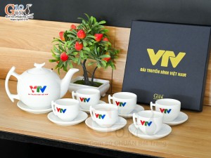 Bộ ấm chén dáng bưởi cành men trắng in logo VTV, 600ml