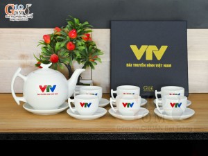 Bộ ấm chén dáng bưởi cành men trắng in logo VTV, 600ml