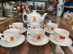 Bộ ấm chén dáng bưởi cành men trắng kẻ chỉ  600ml, in logo TL hàng dư