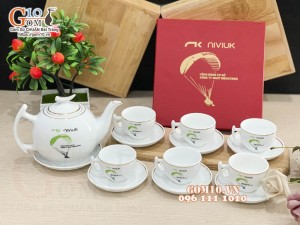 Bộ ấm chén dáng bưởi cành men trắng kẻ chỉ vàng - in logo công ty INUIT INDUSTRIES