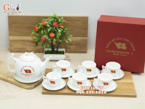 Bộ ấm chén dáng bưởi cành men trắng kẻ chỉ vàng - in logo ĐẢNG BỘ KCX LINH TRUNG