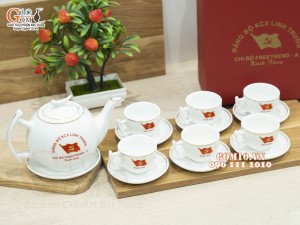 Bộ ấm chén dáng bưởi cành men trắng kẻ chỉ vàng - in logo ĐẢNG BỘ KCX LINH TRUNG