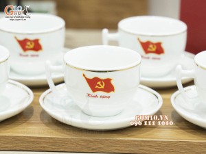 Bộ ấm chén dáng bưởi cành men trắng kẻ chỉ vàng - in logo ĐẢNG BỘ KCX LINH TRUNG