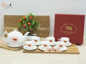 Bộ ấm chén dáng bưởi cành men trắng kẻ chỉ vàng - in logo ĐẢNG BỘ KCX LINH TRUNG