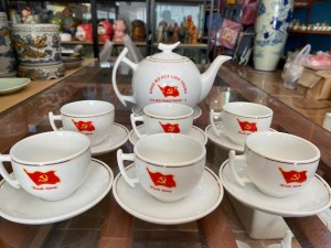 Bộ ấm chén dáng bưởi cành men trắng kẻ chỉ vàng kim 500ml, in logo LT hàng dư