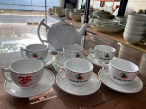 Bộ ấm chén dáng bưởi cành men trắng kẻ chỉ vàng kim 600ml, in logo PT hàng dư