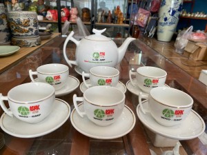 Bộ ấm chén dáng bưởi cành men trắng kẻ chỉ vàng kim 600ml, in logo WHO hàng dư