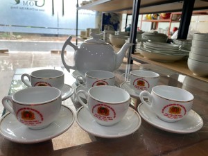 Bộ ấm chén dáng bưởi cành men trắng kẻ chỉ vàng kim 600ml, in logo XM hàng dư