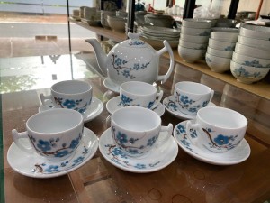 Bộ ấm chén dáng bưởi cành men trắng vẽ hoa đào, 650ml in logo hàng dư