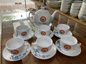 Bộ ấm chén dáng bưởi cành men trắng vẽ hoa đào, 650ml in logo hàng dư