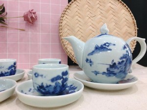 Bộ ấm chén dáng bưởi men lam vẽ cảnh Lã Vọng câu cá