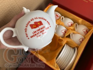 Bộ ấm chén dáng chóp lửa men trắng, in logo quà tặng
