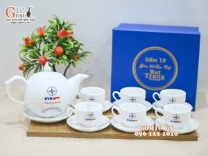 Bộ ấm chén dáng chóp lửa men trắng, in logo quà tặng