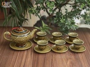 Bộ ấm chén dáng chân thon men cổ khắc nổi hoa sen màu vàng rêu, 350ml