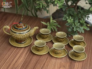 Bộ ấm chén dáng chân thon men cổ khắc nổi hoa sen màu vàng rêu, 350ml