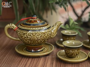 Bộ ấm chén dáng chân thon men cổ khắc nổi hoa sen màu vàng rêu, 350ml