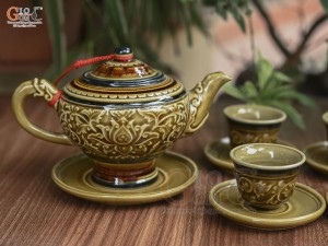 Bộ ấm chén dáng chân thon men cổ khắc nổi hoa sen màu vàng rêu, 350ml