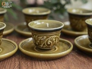 Bộ ấm chén dáng chân thon men cổ khắc nổi hoa sen màu vàng rêu, 350ml