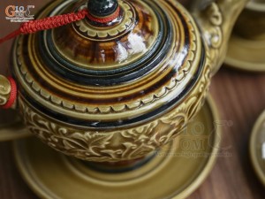 Bộ ấm chén dáng chân thon men cổ khắc nổi hoa sen màu vàng rêu, 350ml