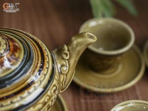 Bộ ấm chén dáng chân thon men cổ khắc nổi hoa sen màu vàng rêu, 350ml