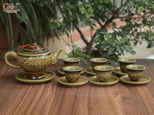 Bộ ấm chén dáng chân thon men cổ khắc nổi hoa sen màu vàng rêu, 350ml