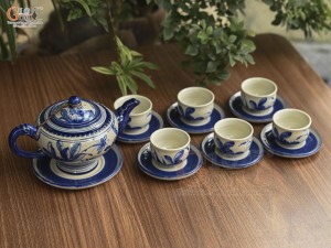 Bộ ấm chén dáng chân thon men cổ vẽ chuồn sen xanh lam, 350ml