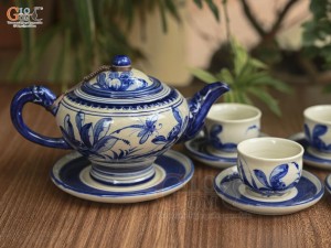 Bộ ấm chén dáng chân thon men cổ vẽ chuồn sen xanh lam, 350ml