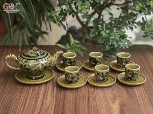 Bộ ấm chén dáng chân thon men cổ vẽ hoa màu vàng rêu, 350ml