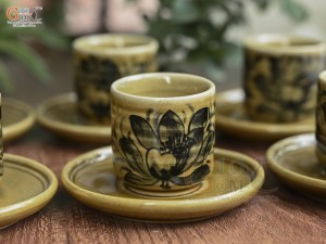 Bộ ấm chén dáng chân thon men cổ vẽ hoa màu vàng rêu, 350ml