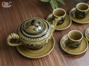 Bộ ấm chén dáng chân thon men cổ vẽ hoa màu vàng rêu, 350ml