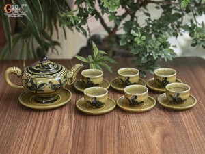 Bộ ấm chén dáng chân thon men cổ vẽ hoa sen màu vàng rêu, 350ml